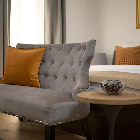 81 Apartament