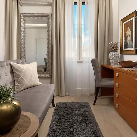 81 Apartment *