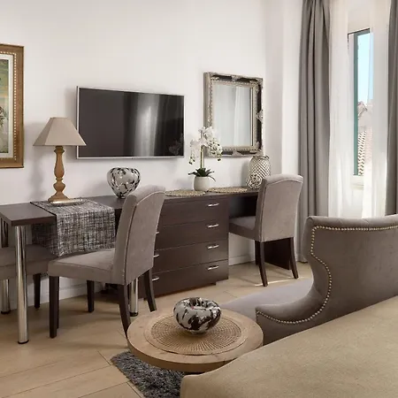 Apartment 81