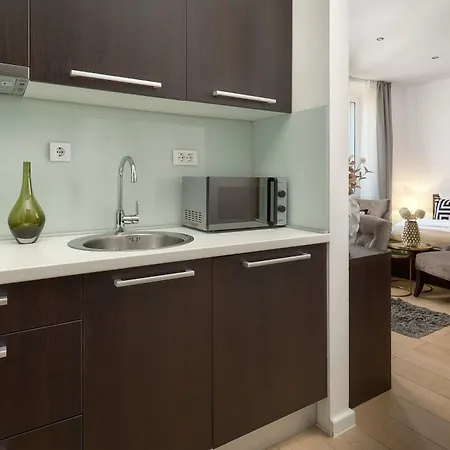 81 Apartment *