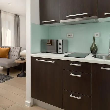 81 Apartment *
