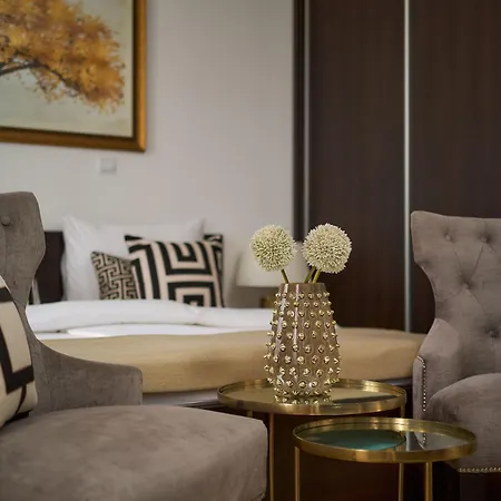 81 Apartment *